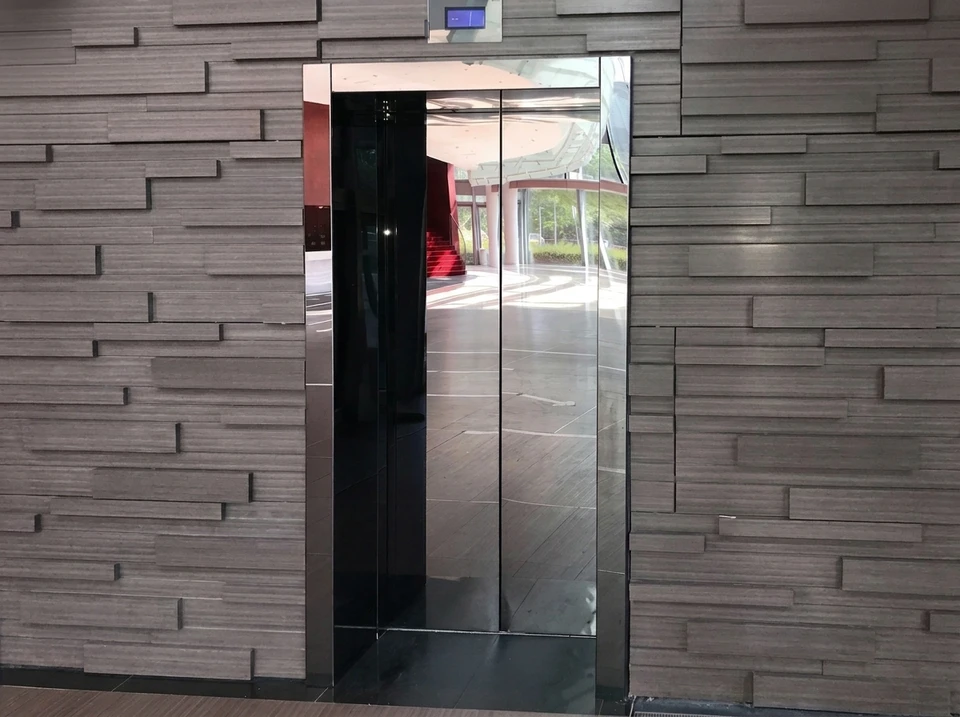 Centre d'affaires moderne, couloir et ascenseurs